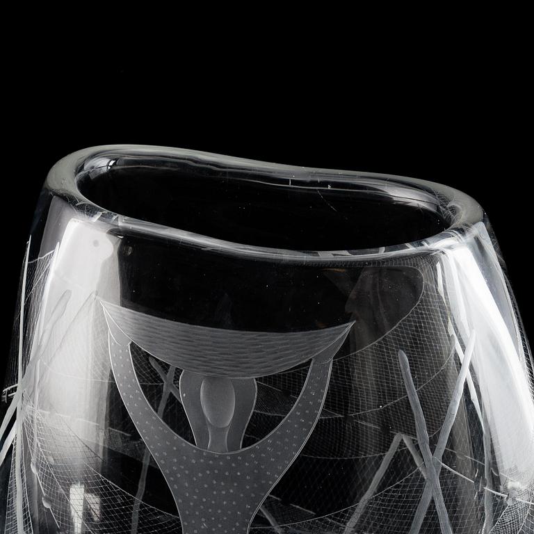 VICKE LINDSTRAND, a glass 'Fisknäten' vase, Kosta, signed.