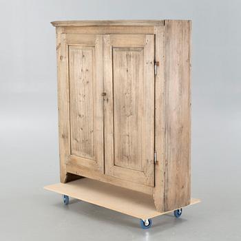 A cabinet, 19th century.
