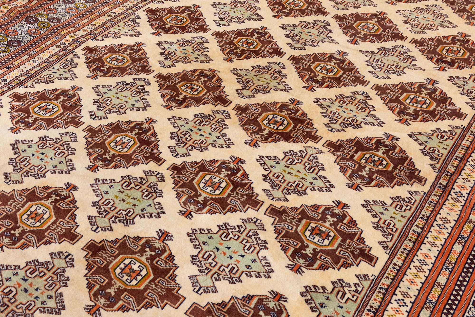 Carpet, Turkmen, approx. 386 x 294 cm.