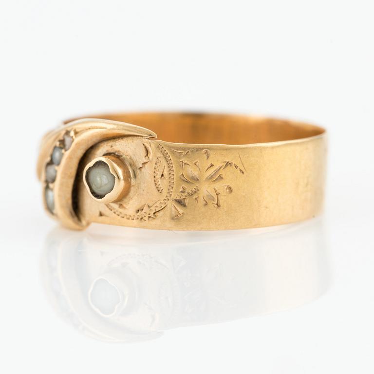 Ring, 18K gold with small pearls, Gustaf Dahlgren & Co, Malmö, year 1900.