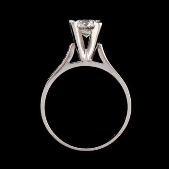 RING, 14k vitguld med 11 briljantslipade diamanter, tot ca 0.90 ct. Vikt 4 g.