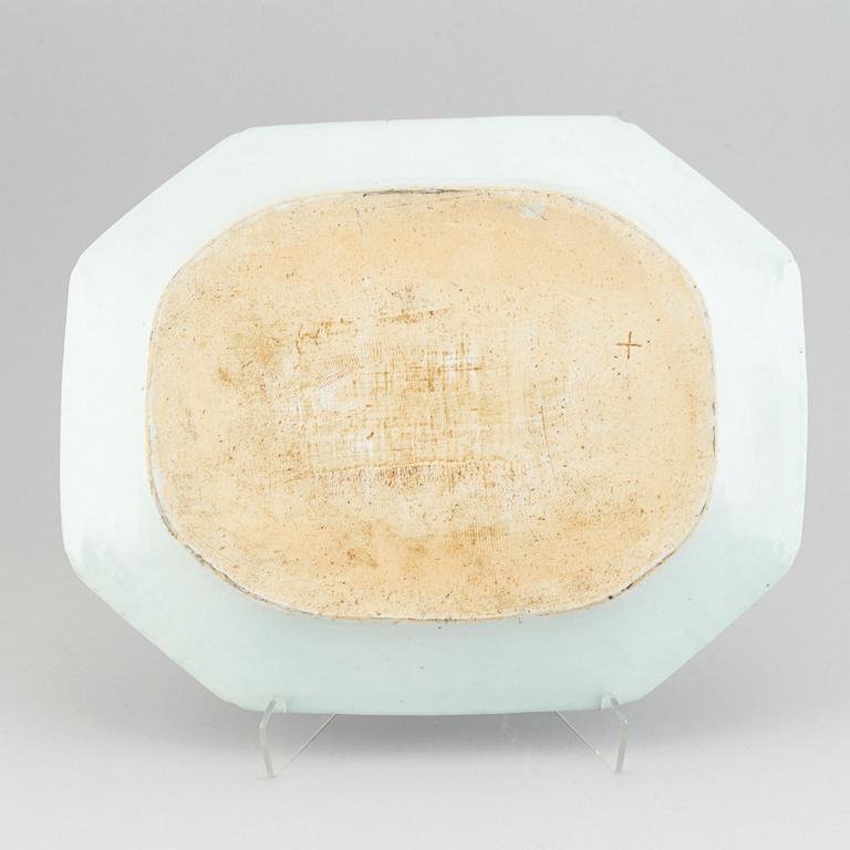 A Chinese porcelain serving dish, Qianlong (1736-95).