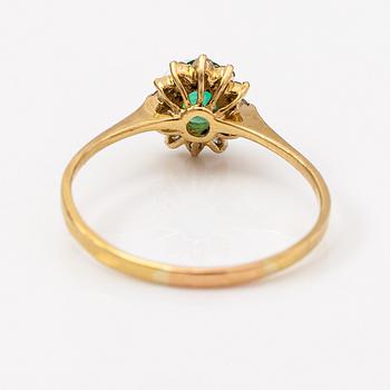 Ring, 18K guld, smaragd och diamanter ca 0.24 ct tot.