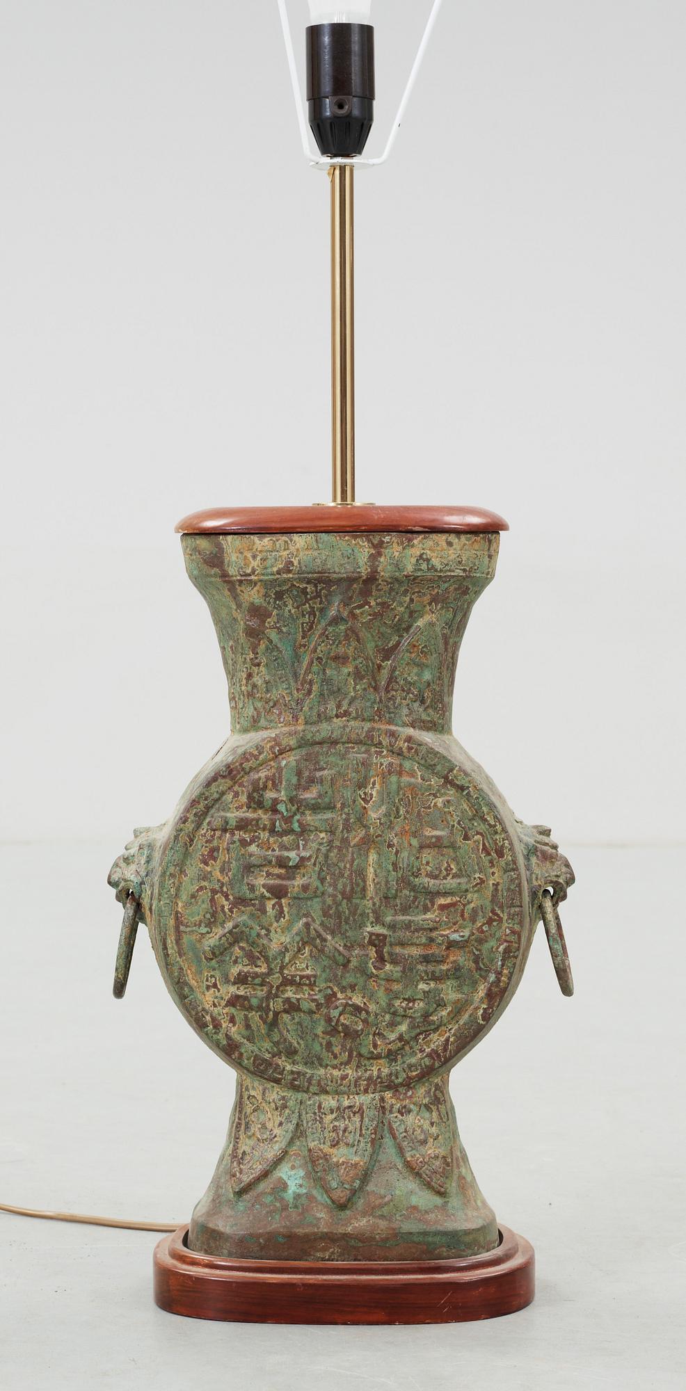 VAS/BORDSLAMPA, brons, Kina, 1900-tal.
