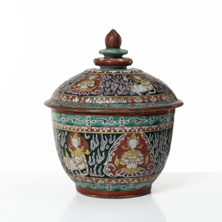 A Benjarong porcelain bowl with cover, Thailand, 19th century.