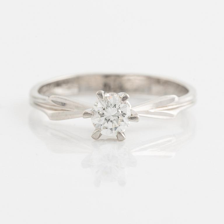 Ring 18K vitguld med en rund briljantslipad diamant.