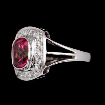 RING, 18 k vitguld, rosa topas ca 3.70 ct, 18 briljantslipade diamanter tot ca 0.56 ct.