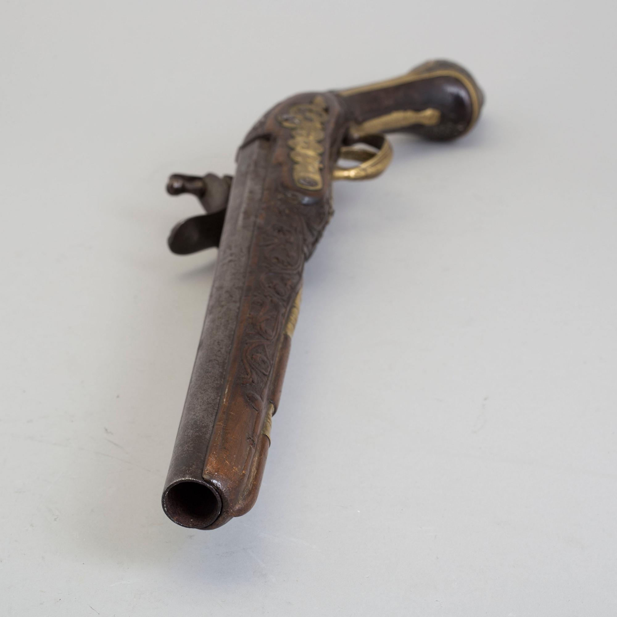 FLINTLÅSPISTOLER, 2 st, 1700-tal, för den orientaliska marknaden.