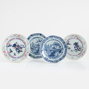 Tallrikar, porslin, fyra stycken (2+2), Kina, Qingdynastin, Qianlong (1736-95).