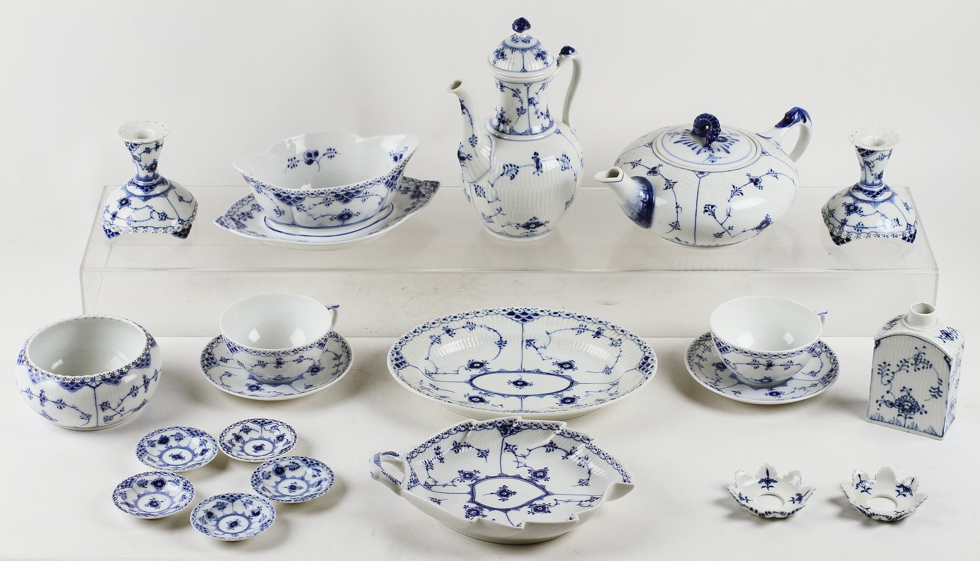 SERVISDELAR, ca 18 delar, porslin, Kunglig dansk, B&G, musselmalet, hel, halvblond.