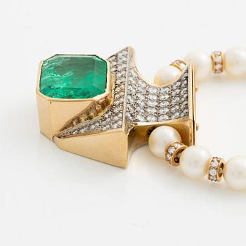 Kristian Nilsson, collier odlade pärlor och 18K guld med fasettslipad smaragd samt rundabriljantslipade diamanter.