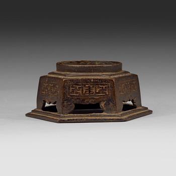 192. STÄLL, brons. Mingdynastin (1368-1643).