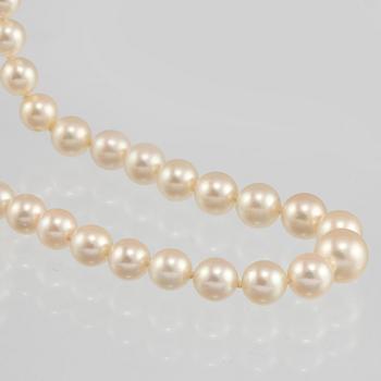 COLLIER, odlade pärlor med lås i silver.