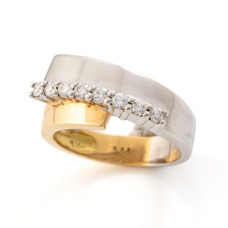 Ring, 18K gold and white gold with brilliant-cut diamonds.