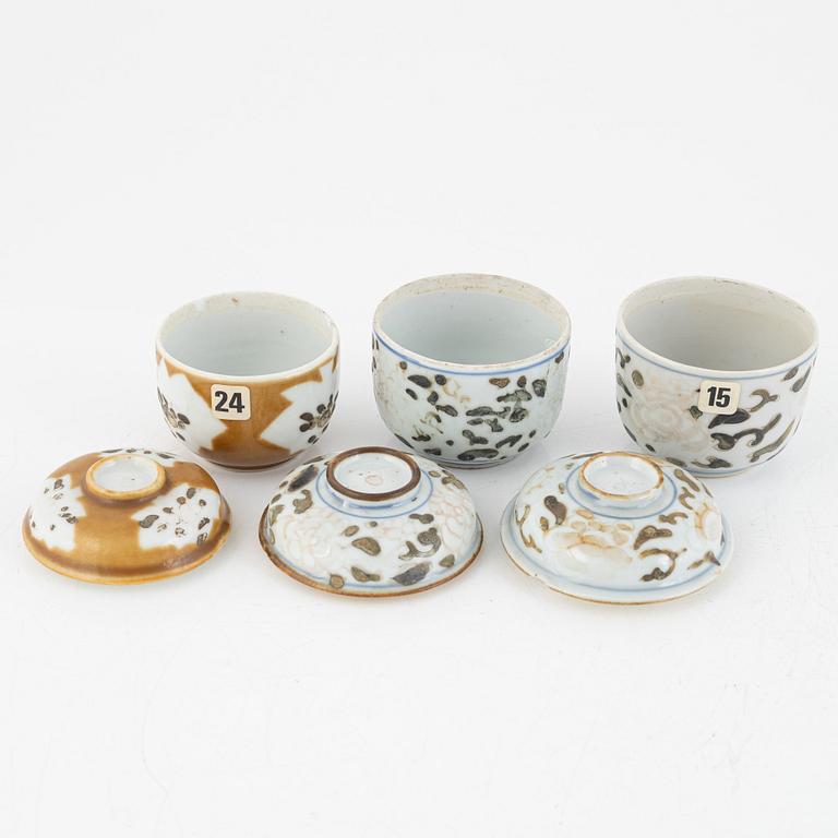 Three porcelain cups with covers, China, Qing dynasty, 18th century.