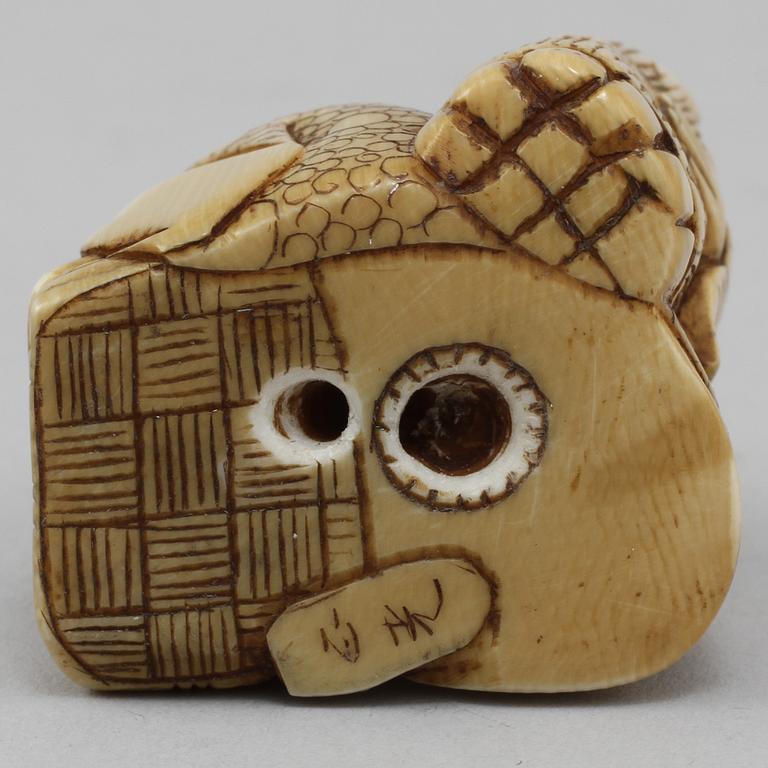 NETSUKE, ben, Japan, signerad, 1900-talets första hälft.