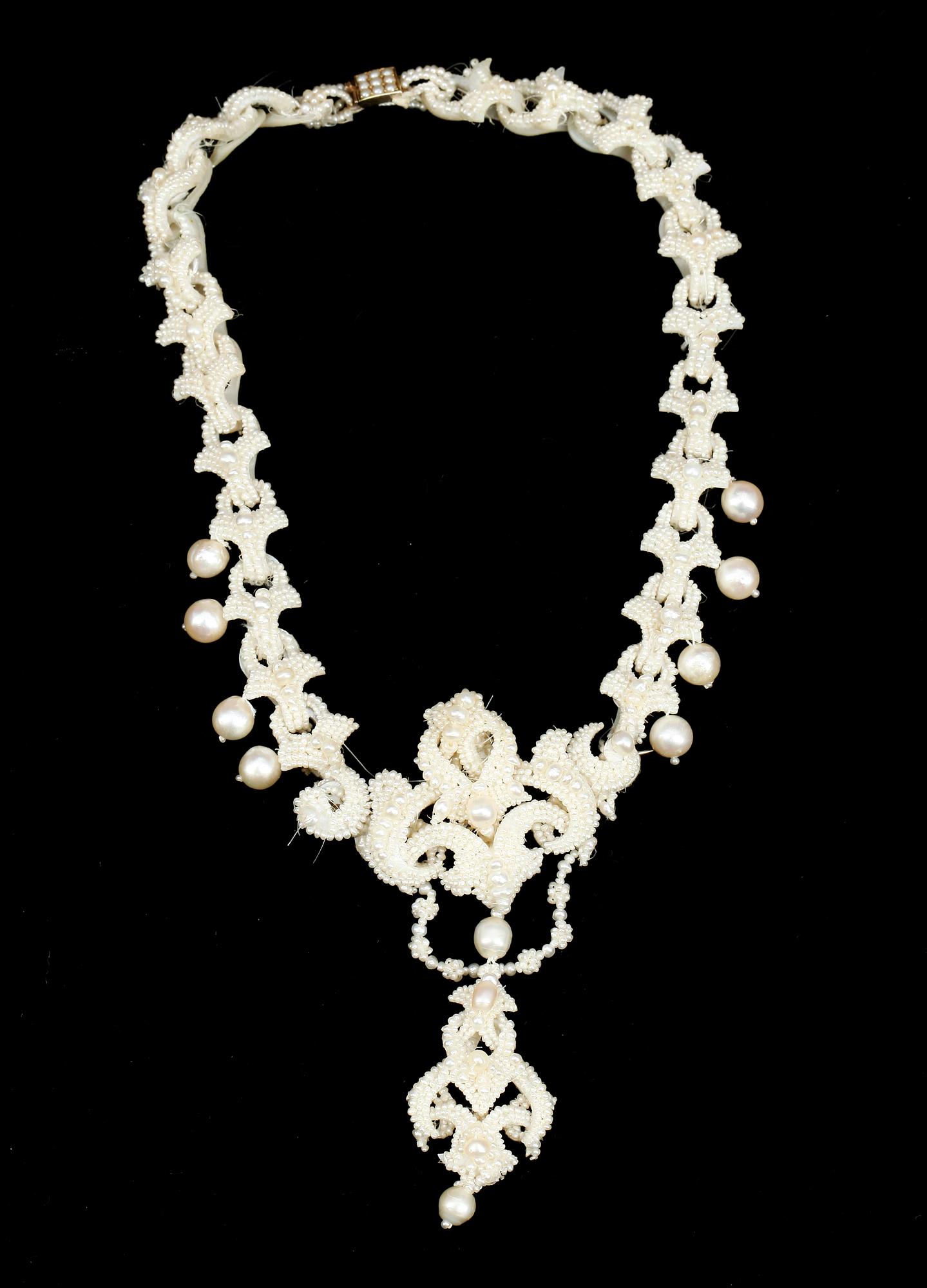 PARURE, pärlarbete, 3 delar, 1800-talets andra hälft.