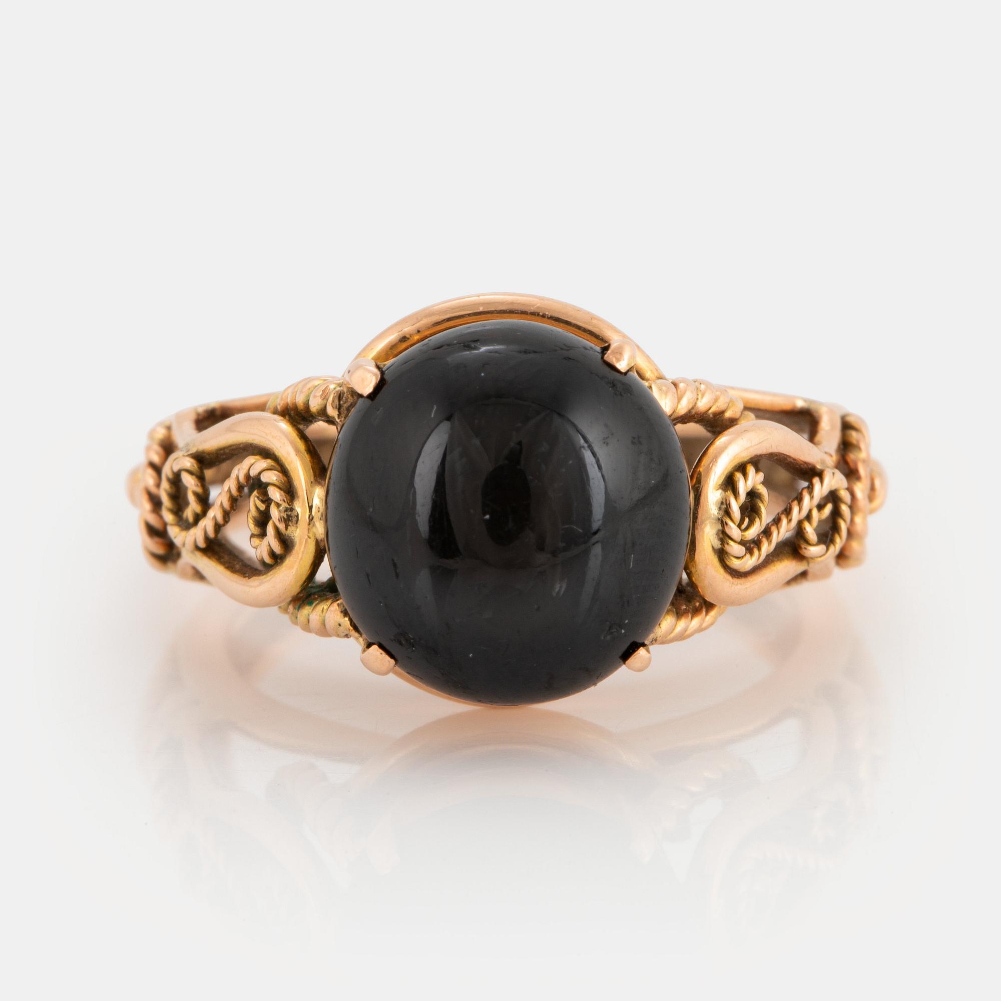 Ring 14K guld med en stjärnsafir.