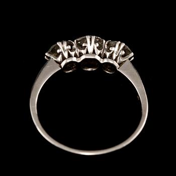 RING, platina med tre äldre briljantslipade diamanter, Stockholm, 1935. Vikt 3 g.