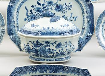 A blue and white dinner service. Qing dynasty, Qianlong  (1736-95). (32).