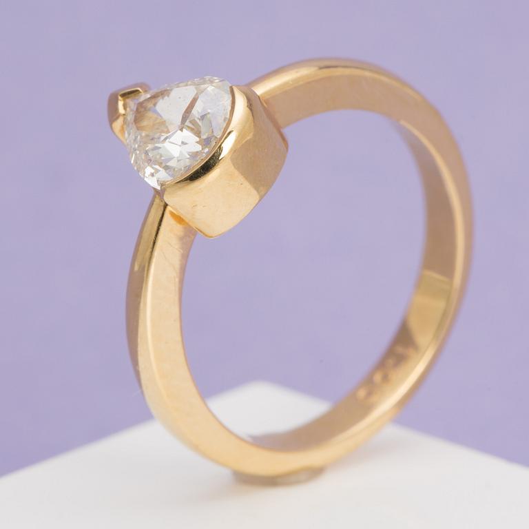 A ca 1.00 ct pear-cut diamond ring.