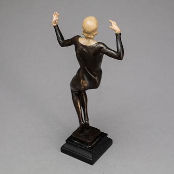 AN ART DECO BRONZE SCULPTURE.