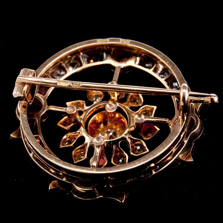 BROOCH, 33 old cut diamonds c. 3.30 ct.