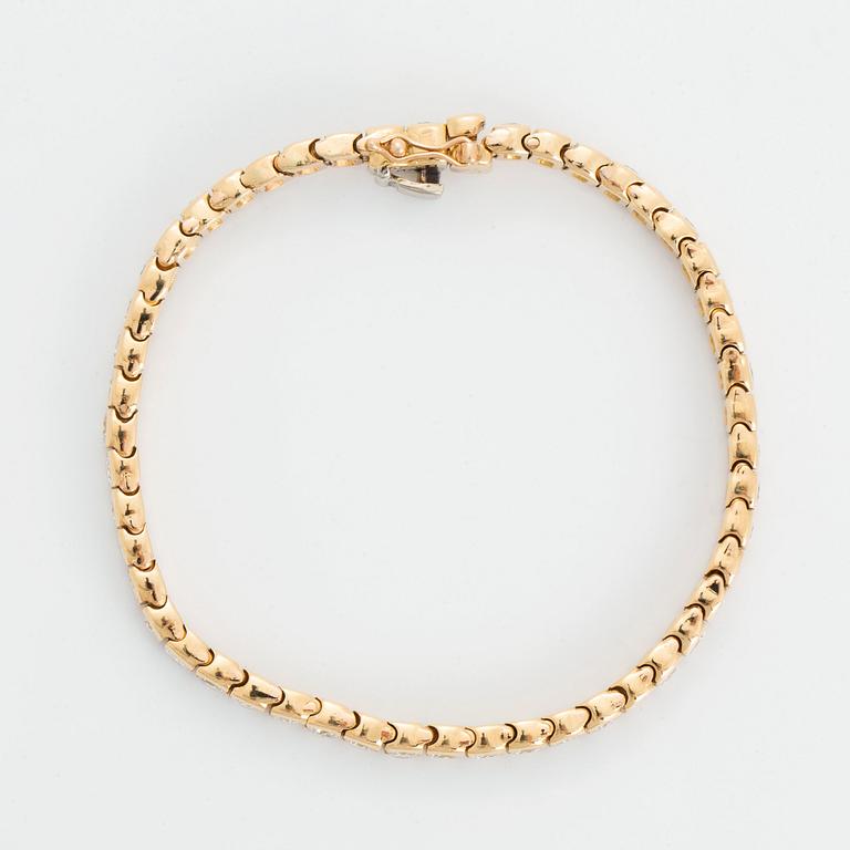 A Van Cleef & Arpels tennis bracelet in 18K gold set with round brilliant-cut diamonds.