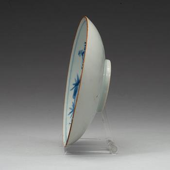 A blue and white transitional dish, 17th Century. With hallmark to base.