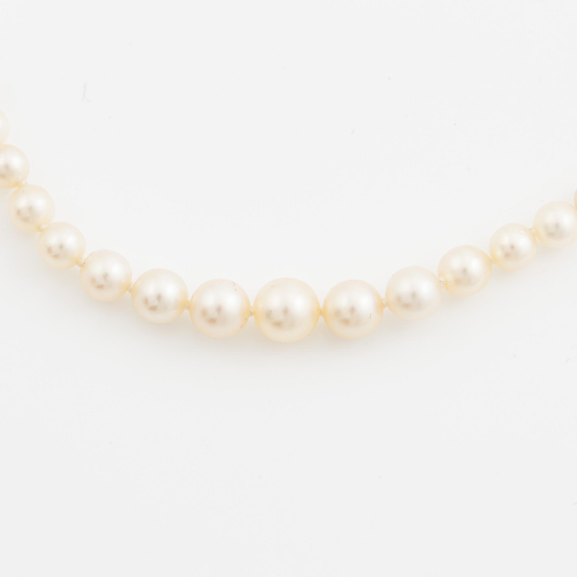 Collier med doserade pärlor, lås vitguld med tre gammalslipade diamanter.