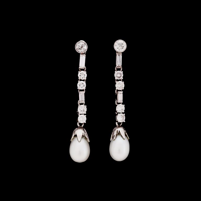 A pair of diamond and cultured pearl earrings, tot. app. 1.60 cts.