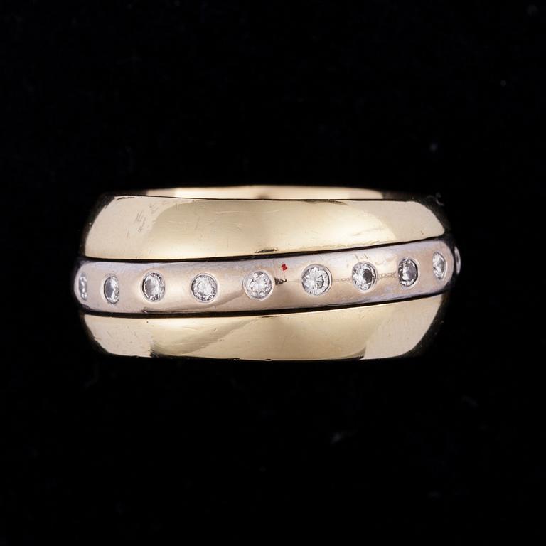 RING, 18K guld, 22 st briljantslipade diamanter tot. ca 0,22 ct. Vikt 13,2 g.