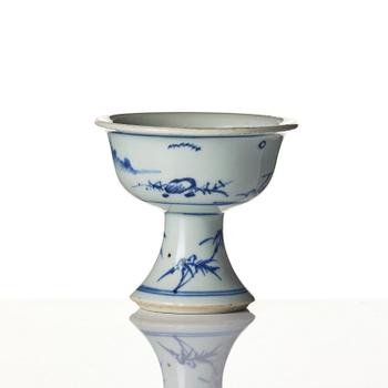 A blue and white stemcup and dish, Transition, 17th century.