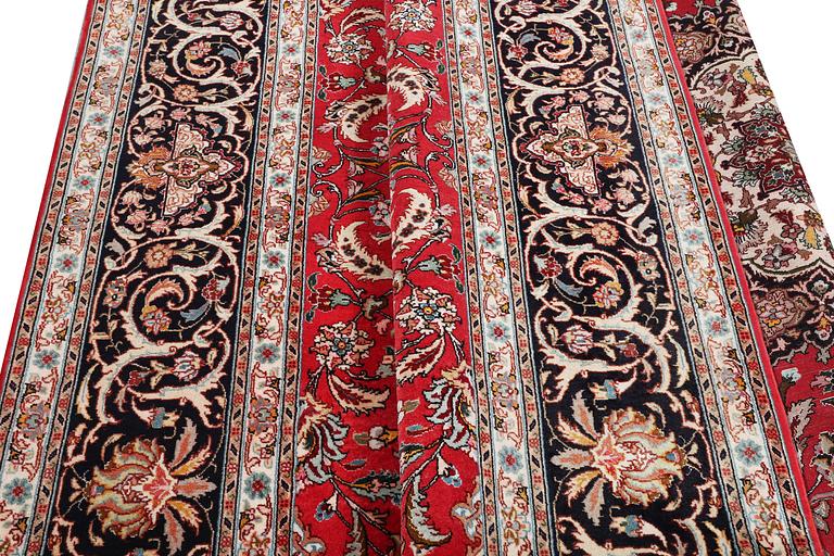 A Tabriz carpet, part silk, 50 raj, c. 325 x 208 cm.