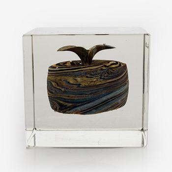 Oiva Toikka, an annual glass cube, signed Oiva Toikka Nuutajärvi 1980 and numbered 872/1000.