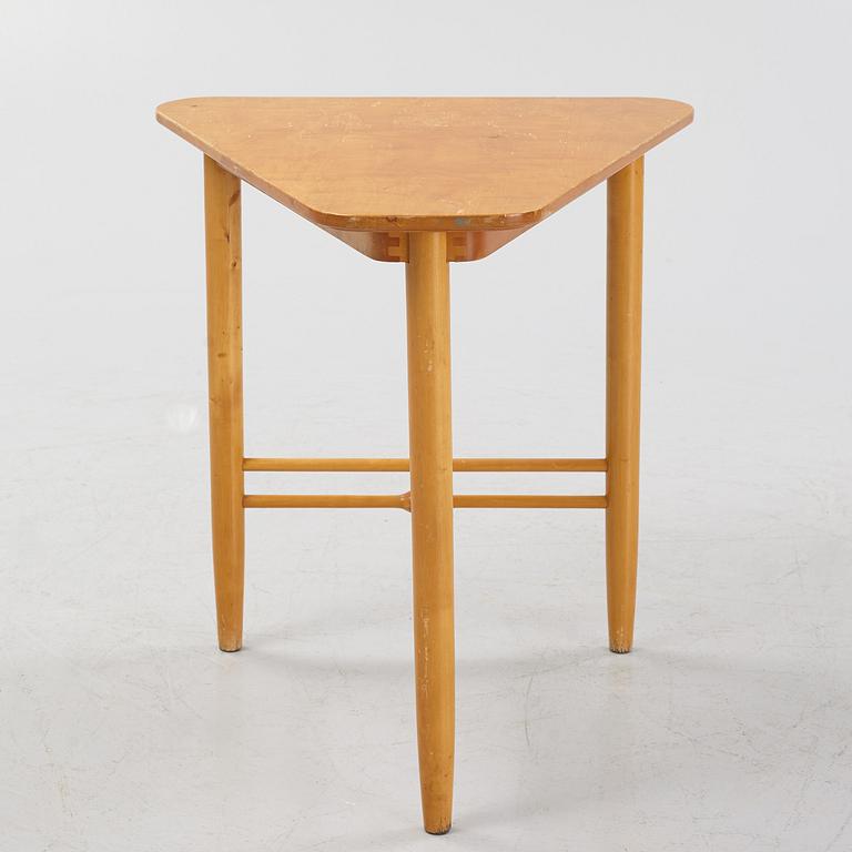 Kerstin Hörlin-Holmqvist, stolar ett par samt litet bord. "Triva-serien" NK. 1900-talets mitt.