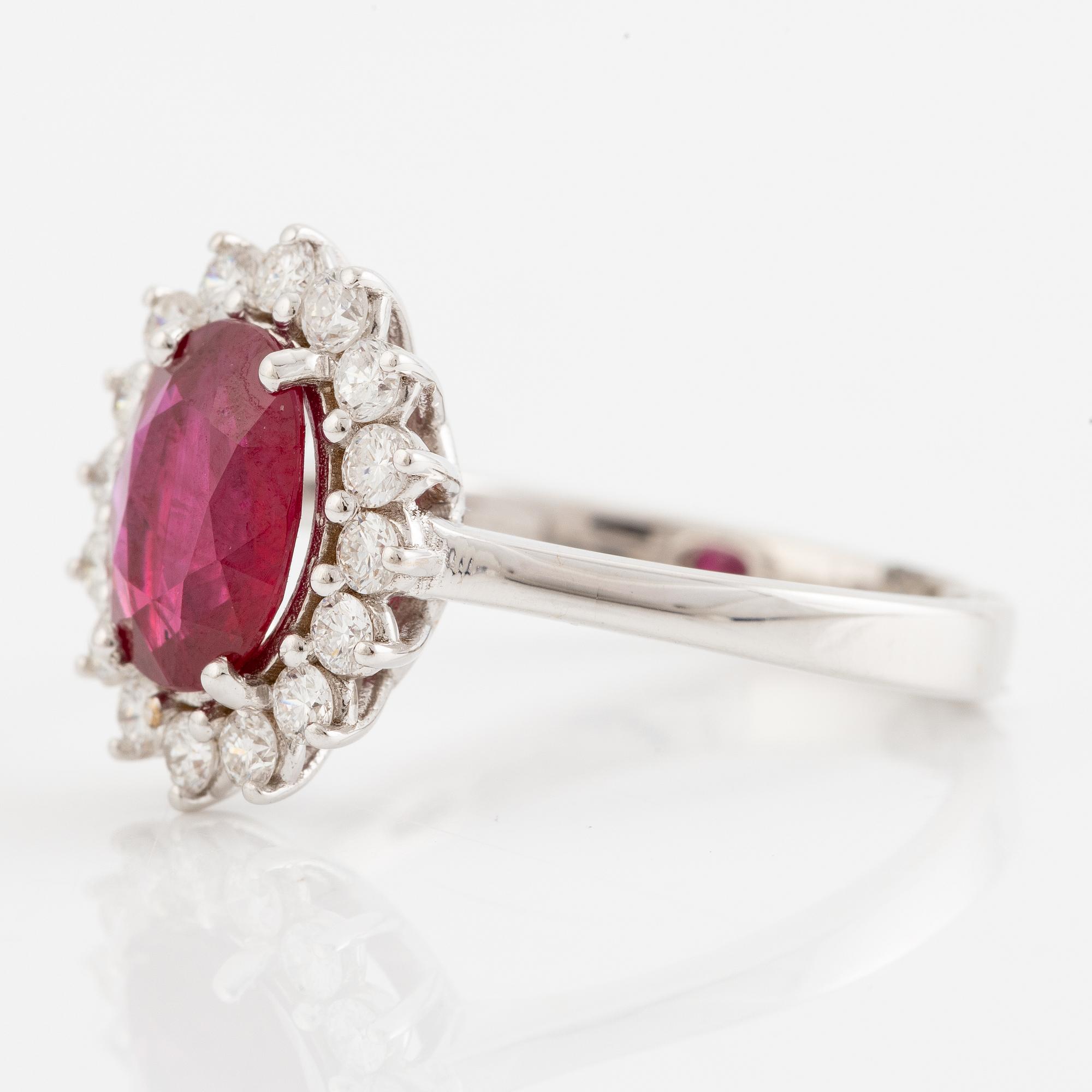 Ring 18K vitguld med en fasettslipad rubin och runda briljantslipade diamanter.