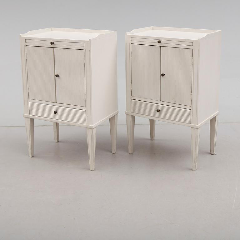 SÄNGBORD, 1 par, gustaviansk stil, 1900-talets andra hälft.