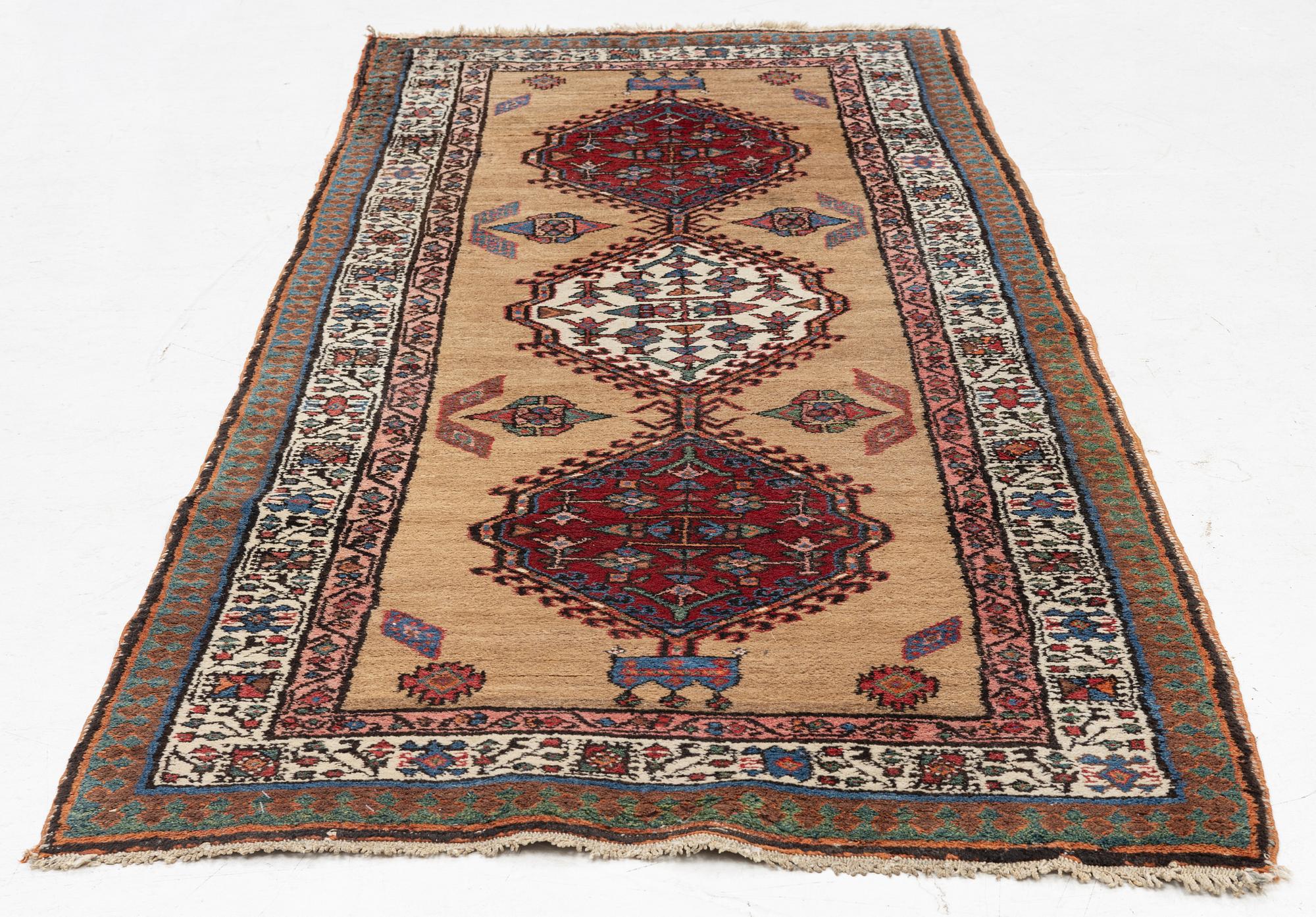 Gallerimatta, troligtvis västpersisk, ca. 230 x 96 cm.