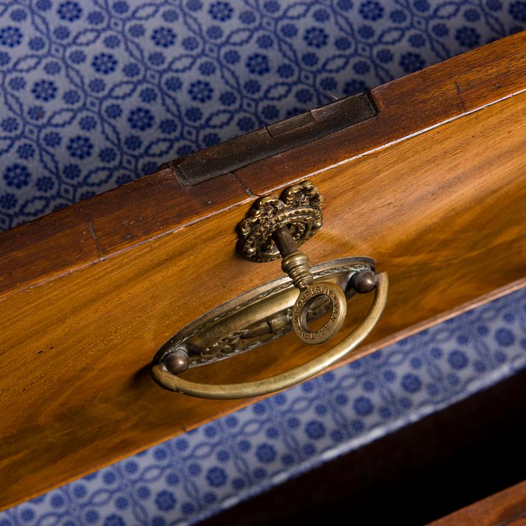 AN ENGLISH BOOKCASE, Georg III, late 18th century.