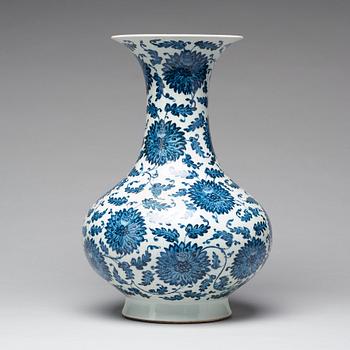 A blue and white vase, Qing dynasty (1644-1912).