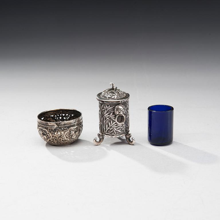 SENAPSBURK OCH SALTKAR, silver, Kina, Shanghai, sekelskiftet 1800/1900. Tot. vikt c. 88 g.