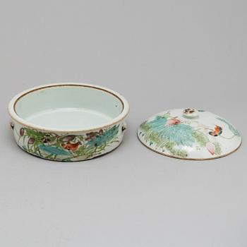 Two plates and a tureen, porcelain, China, Qing dynasty, later part of the 19th century.