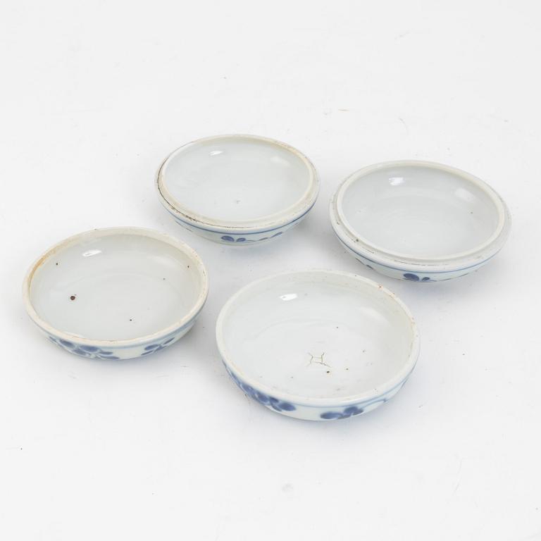 Two Chinese blue and white porcelain boxes with cover, Qing dynasty, Kangxi 1664-1722).