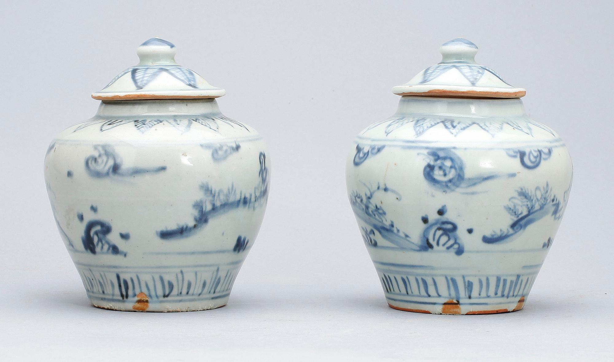 URNOR med LOCK, porslin, Ming-stil, 1900-tal.