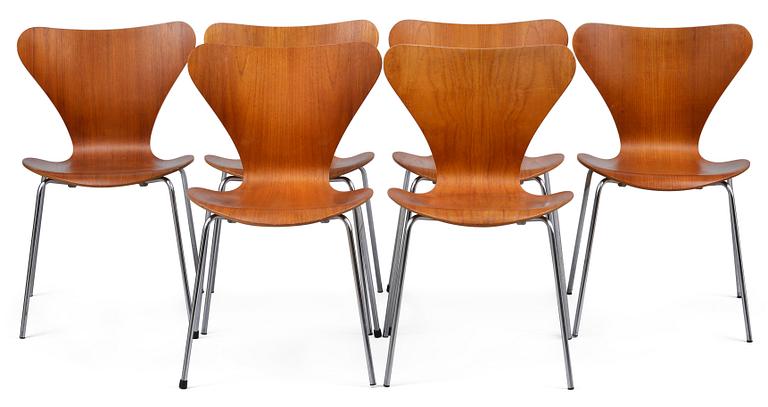 Arne Jacobsen, A SET OF SIX CHAIRS.