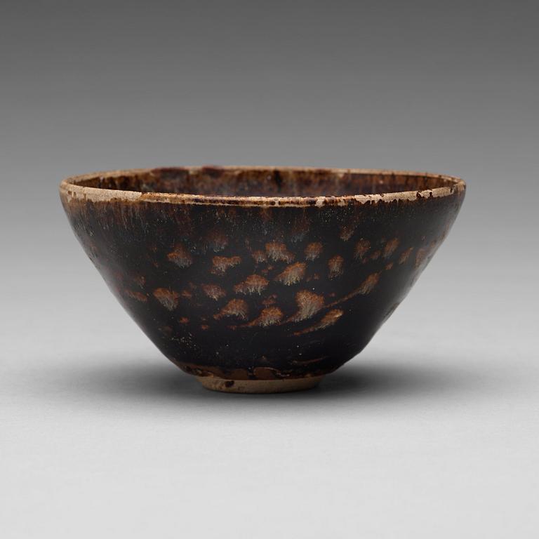 A Jizhou 'papercut and 'tortoiseshell' glazed bowl, Song dynasty (960-1279).