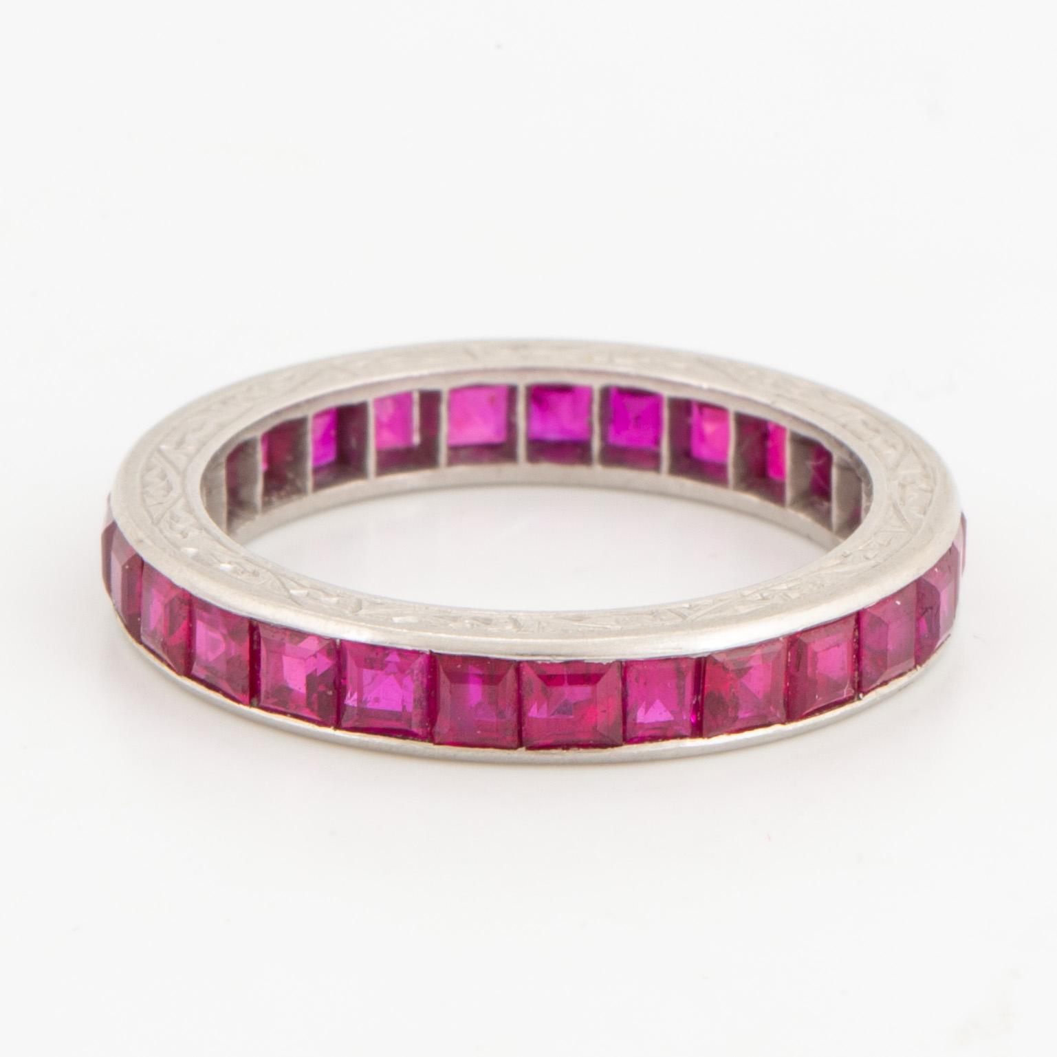 RING, hellallians med carréslipade rubiner.