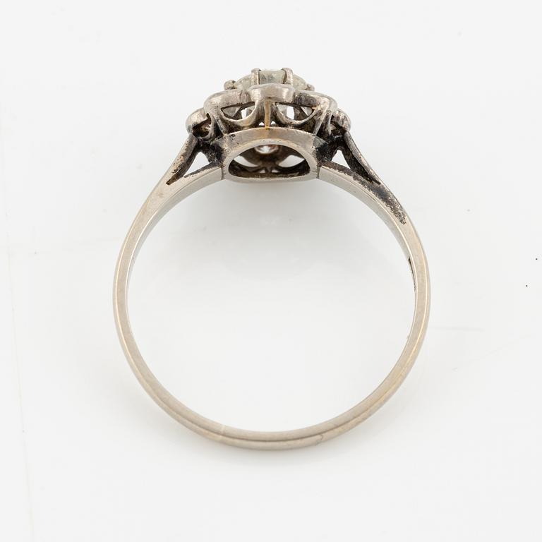 Ring, carmoséring, 18K vitguld med briljantslipade diamanter.