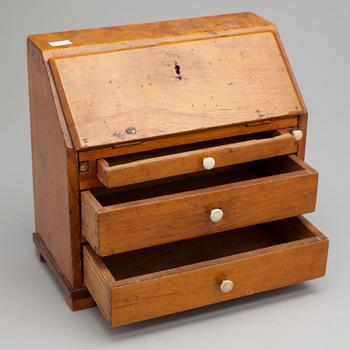 SNEDKLAFFSEKRETÄR i MINIATYR, Karl-Johan, 1800-tal.